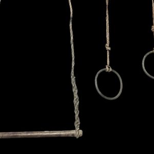 Trapecio y anillas antiguos de circo